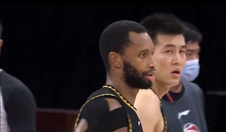 围观人群之中，四哥（释延能 饰）和谭凯（杨坤 饰）持枪对峙，紧张的氛围达到了巅峰；而夜色掩护下，郑重（余皑磊 饰）和谭凯出海的目的地又是何方？最新发布的这组剧照聚焦影片中的泰国地下黑拳市场，因海水而潮湿的空气，更显地下拳台的环境幽暗与逼仄